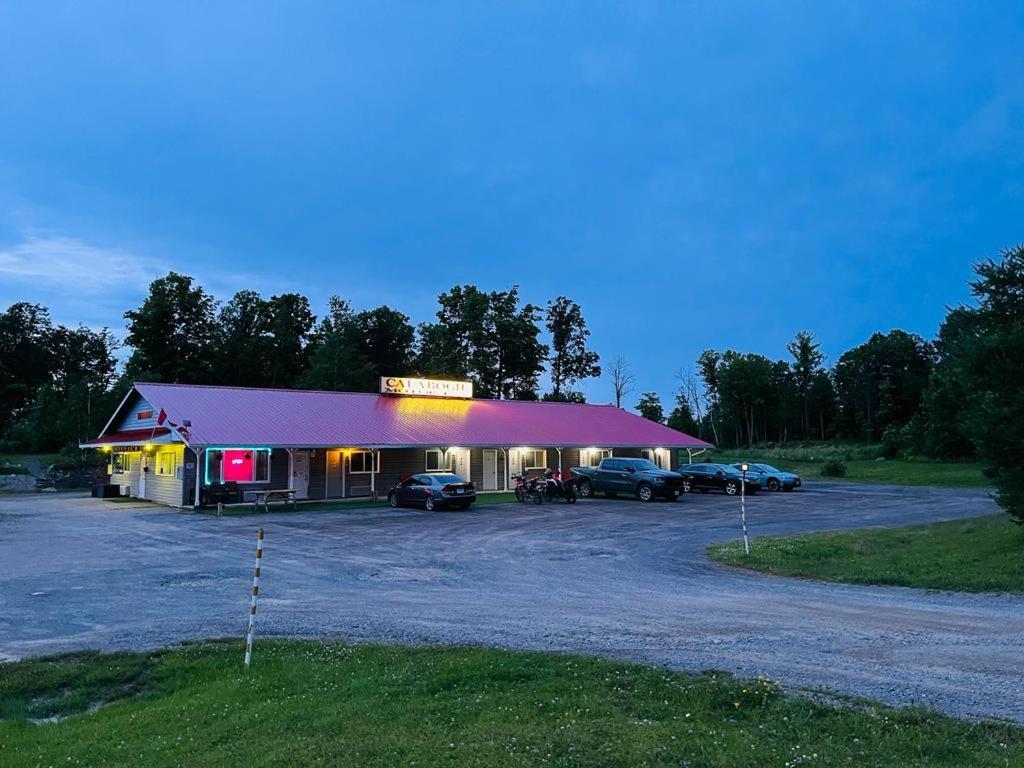 Calabogie Motor Inn Екстериор снимка